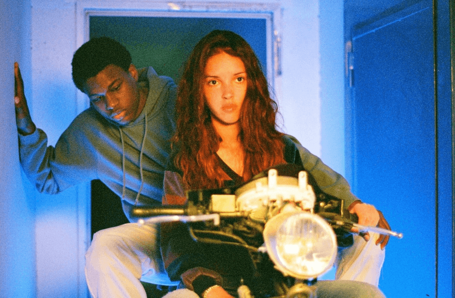 Dziewczyna i chłopak na motocyklu.