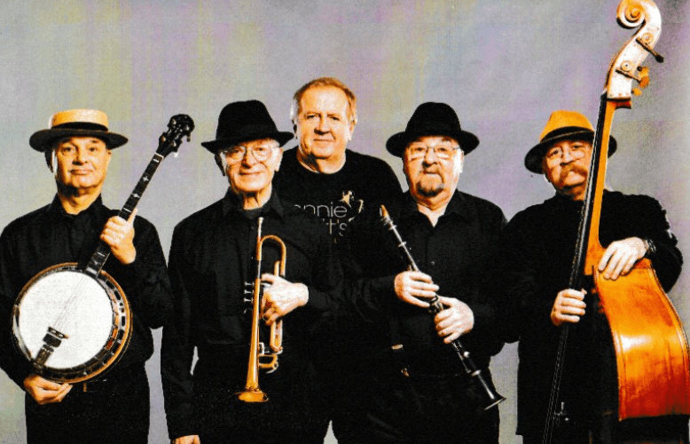 Pięciu mężczyzn z intrumentami muzycznymi.