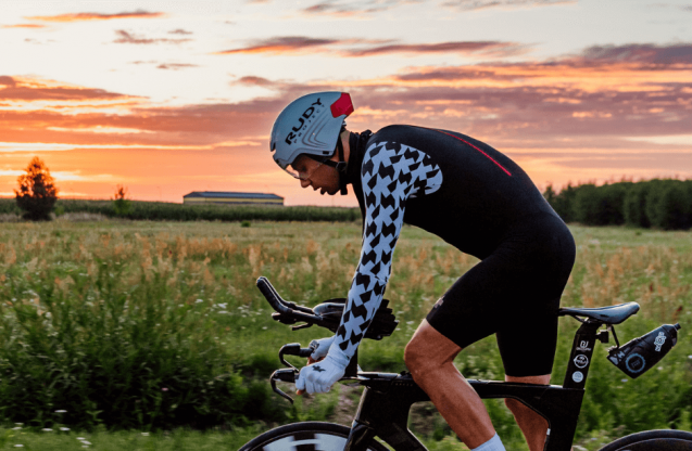 Mężczyzna na kolarzówce.