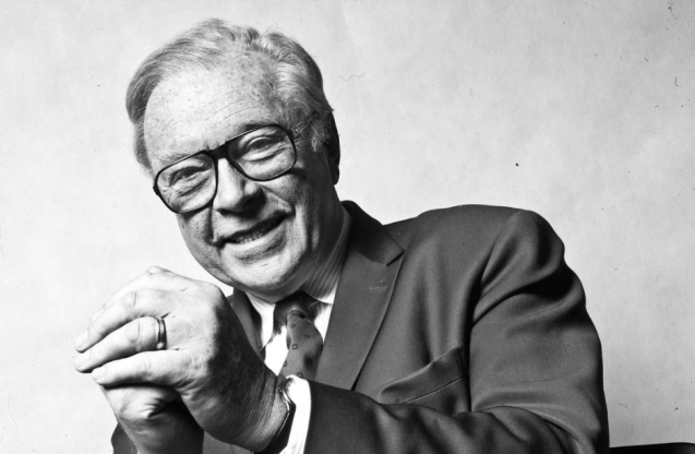 Usmiechnięty mężczyzna w okularach.