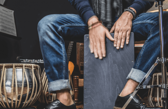 Mężczyzna grający na cajonie.