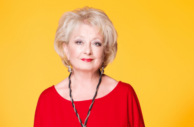 Kobieta w czerwonej sukni na żółtym tle.