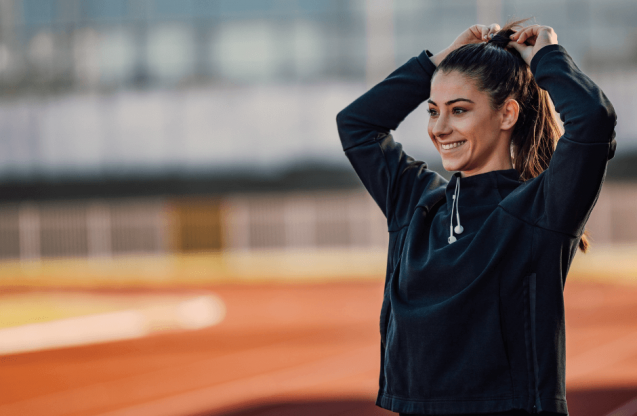 Uśmiechnięta dziewczyna w dresie.