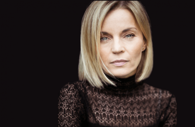 Blondynka na ciemny, tle.