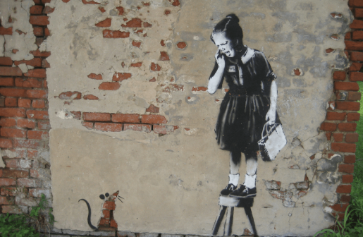 Rysunek dziewczynki i myszy na murze.