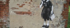 Graffiti na ścianie przedstawiające przestraszoną dziewczynkę wpatrującą się w mysz.