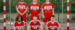 Pięciu piłkarzy w bramce w biało-czerwonych barwach.