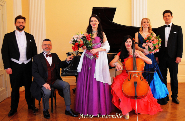 Siedem osób przy fortepianie.